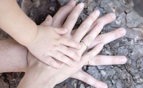 טיפול משפחתי - תמונה של כפות ידיים אחת על גבי השניה